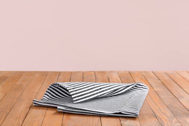 Masadaki peçete renk arkaplanına karşı