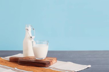 Taze sütle kaplı cam eşyalar renk arkaplanına karşıdır