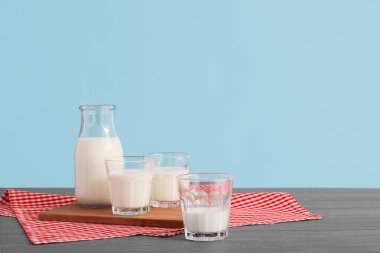 Taze sütle kaplı cam eşyalar renk arkaplanına karşıdır