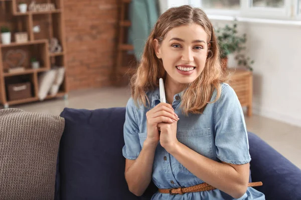 Gelukkig Jonge Vrouw Met Zwangerschapstest Thuis — Stockfoto