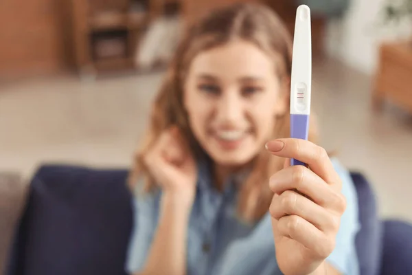 Evinde Hamilelik Testi Olan Mutlu Genç Bir Kadın Yakın Plan — Stok fotoğraf