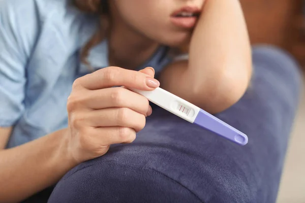 Smutna Młoda Kobieta Testem Ciążowym Domu Zbliżenie — Zdjęcie stockowe