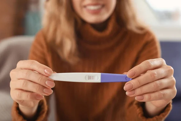 Glad Ung Kvinna Med Graviditetstest Hemma Närbild — Stockfoto