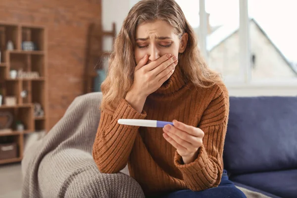 Smutne Młoda Kobieta Test Ciążowy Domu — Zdjęcie stockowe