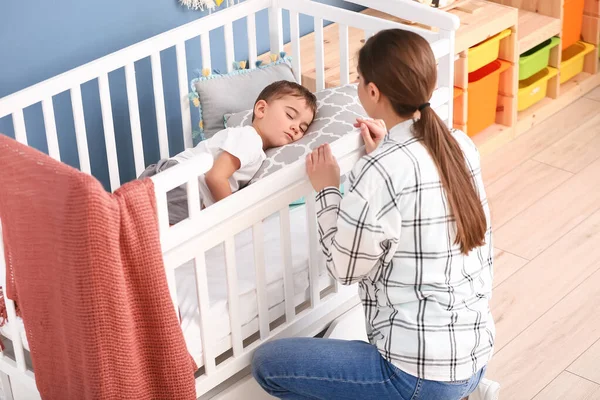 Barnflicka Och Söt Liten Pojke Sover Spjälsäng Hemma — Stockfoto