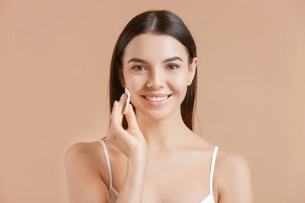 Renkli pamuklu pedi olan güzel genç bir kadın.