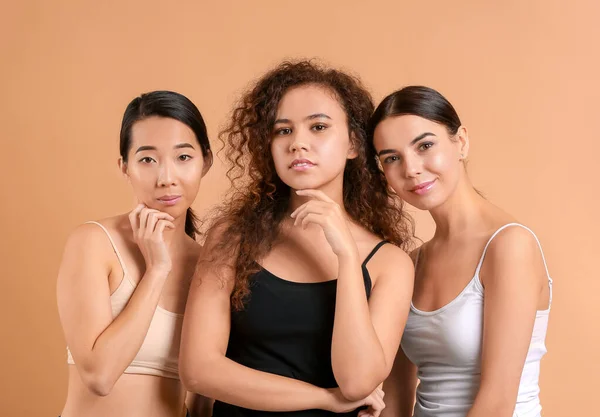 Όμορφες Νεαρές Γυναίκες Υγιές Δέρμα Στο Φόντο Χρώμα — Φωτογραφία Αρχείου