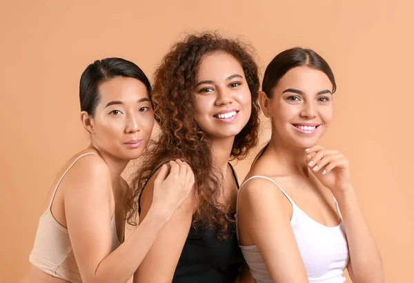 Όμορφες Νεαρές Γυναίκες Υγιές Δέρμα Στο Φόντο Χρώμα — Φωτογραφία Αρχείου