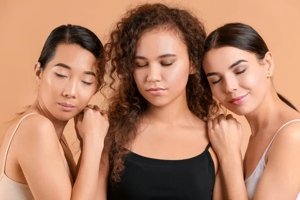 Hermosas Mujeres Jóvenes Con Piel Sana Fondo Color — Foto de Stock