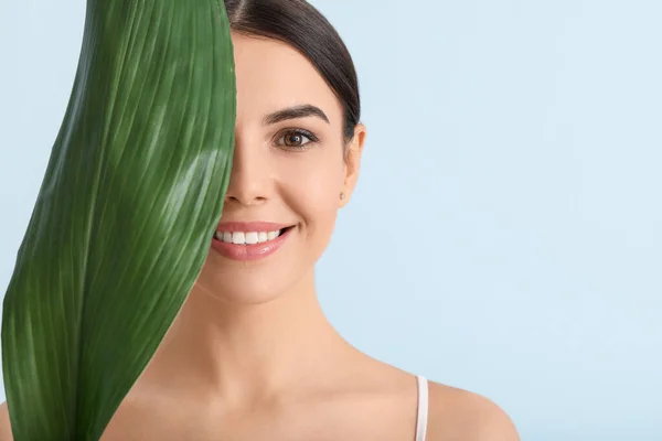 Beautiful Young Woman Tropical Leaf Color Background — Stock Photo, Image