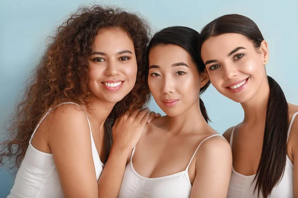 Hermosas Mujeres Jóvenes Con Piel Sana Fondo Color — Foto de Stock