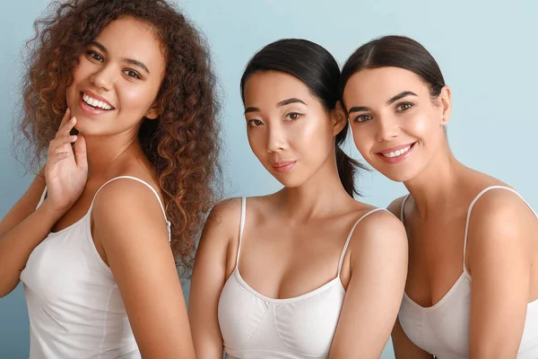 Hermosas Mujeres Jóvenes Con Piel Sana Fondo Color — Foto de Stock