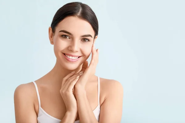 Hermosa Mujer Joven Con Piel Sana Fondo Color — Foto de Stock