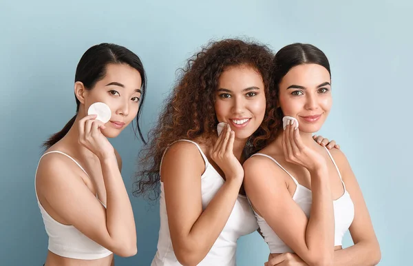 Hermosas Mujeres Jóvenes Con Almohadillas Algodón Sobre Fondo Color — Foto de Stock