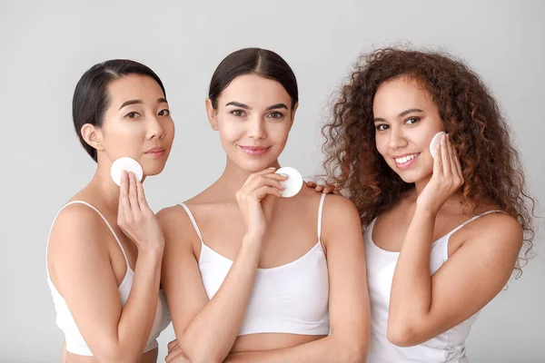 Hermosas Mujeres Jóvenes Con Almohadillas Algodón Sobre Fondo Claro — Foto de Stock