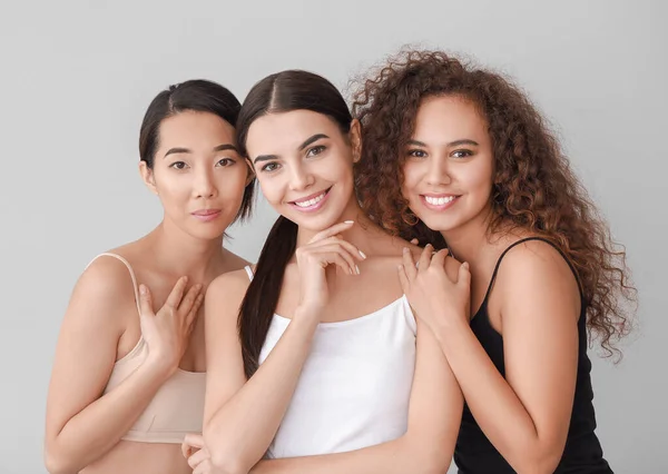 Schöne Junge Frauen Mit Gesunder Haut Auf Hellem Hintergrund — Stockfoto