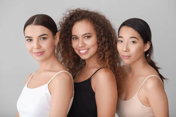 Hermosas Mujeres Jóvenes Con Piel Sana Sobre Fondo Claro — Foto de Stock