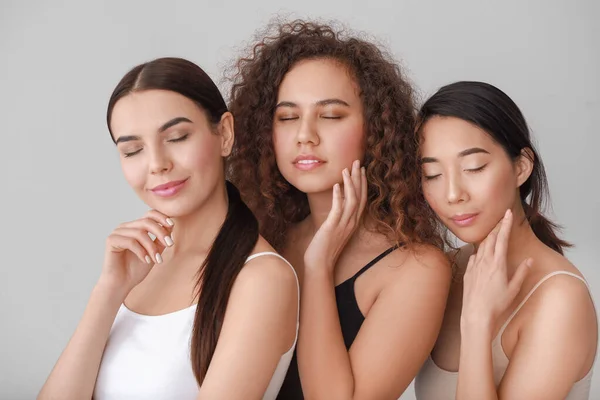 Hermosas Mujeres Jóvenes Con Piel Sana Sobre Fondo Claro — Foto de Stock