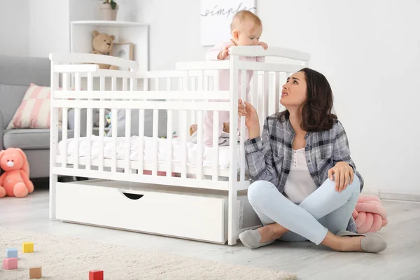 Ung Kvinna Som Lider Postnatal Depression Nära Sängen Med Barn — Stockfoto