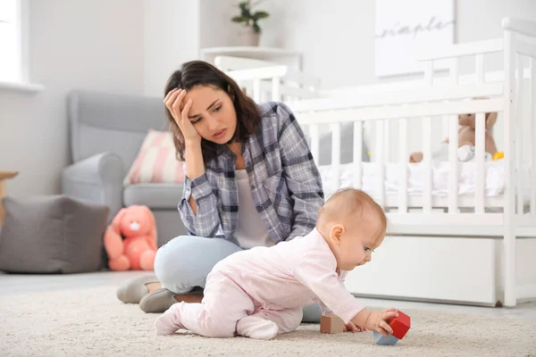 Ung Kvinna Som Lider Depression Efter Födseln Hemmet — Stockfoto