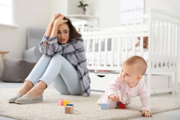 Ung Kvinna Som Lider Depression Efter Födseln Hemmet — Stockfoto