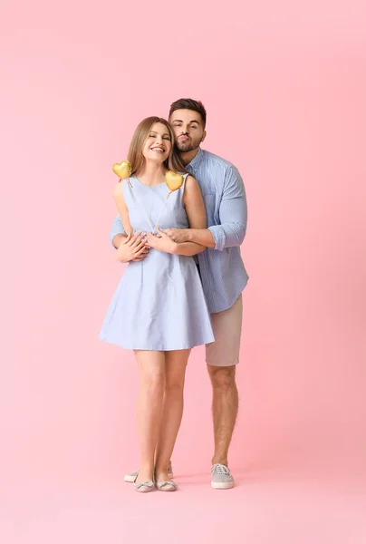 Jovem Casal Feliz Com Corações Fundo Cor — Fotografia de Stock