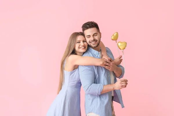 Feliz Pareja Joven Con Corazones Fondo Color —  Fotos de Stock