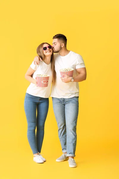 Happy Young Couple Popcorn Watching Movie Color Background — Stock Photo, Image