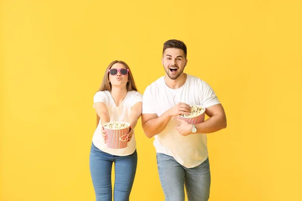 Happy Young Couple Popcorn Watching Movie Color Background — Stock Photo, Image