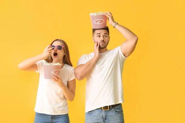 Emotional Young Couple Popcorn Color Background — Stock Photo, Image