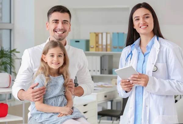 Hombre Con Hija Pequeña Visitando Pediatra Clínica — Foto de Stock