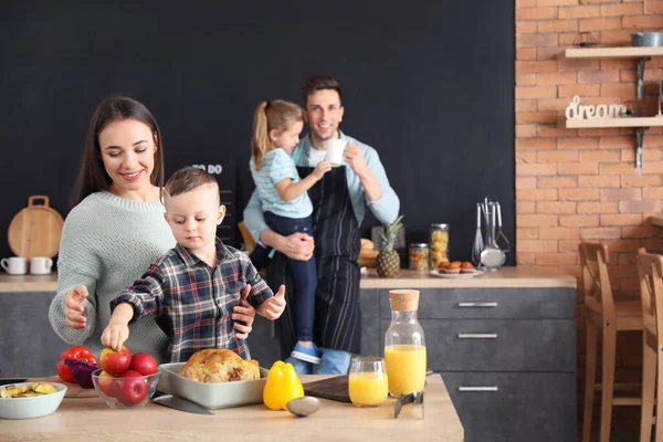 Madre Con Figlio Che Cucina Insieme Cucina — Foto Stock