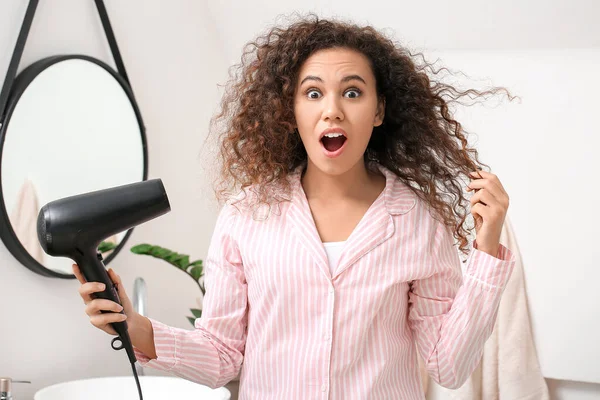 Linda Mulher Afro Americana Surpreso Com Secador Cabelo Casa — Fotografia de Stock