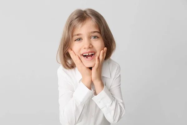 Felice Bambina Con Denti Sani Sfondo Chiaro — Foto Stock