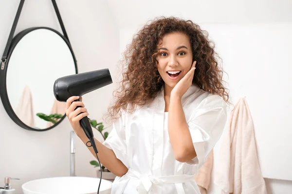 Linda Mulher Afro Americana Surpreso Com Secador Cabelo Casa — Fotografia de Stock