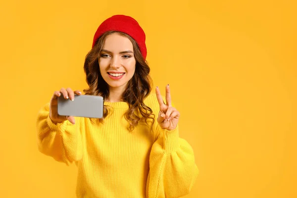 Junge Frau Mit Handy Macht Selfie Auf Farbigem Hintergrund — Stockfoto