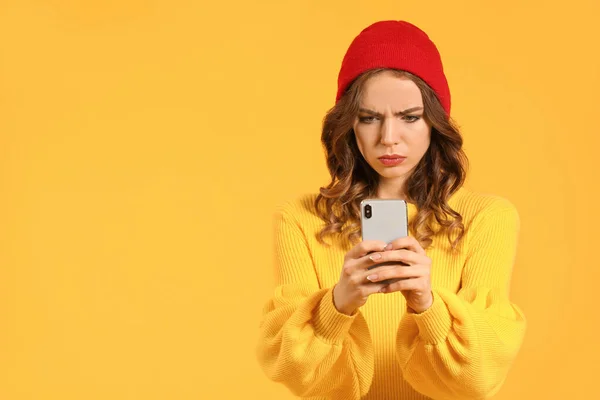 Displeased Young Woman Mobile Phone Color Background — Stock Photo, Image