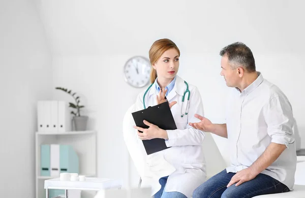 Uomo Maturo Visita Medico Clinica — Foto Stock