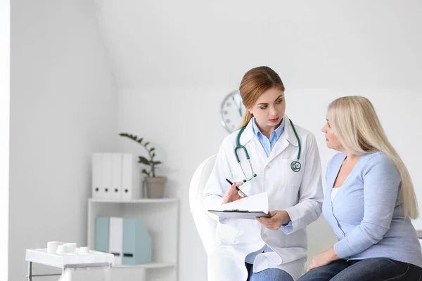 Mature Woman Visiting Doctor Clinic — Stock Photo, Image