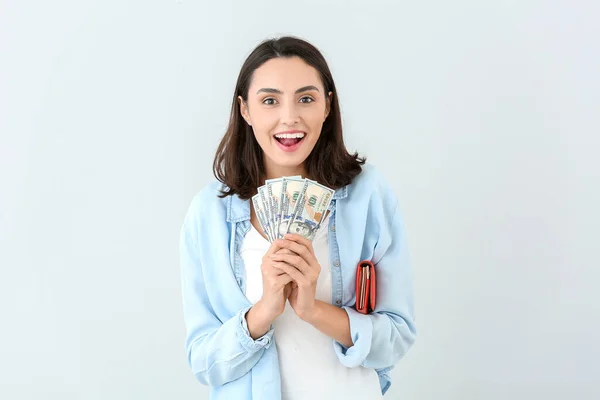 Mujer Joven Con Billetera Dinero Sobre Fondo Claro — Foto de Stock