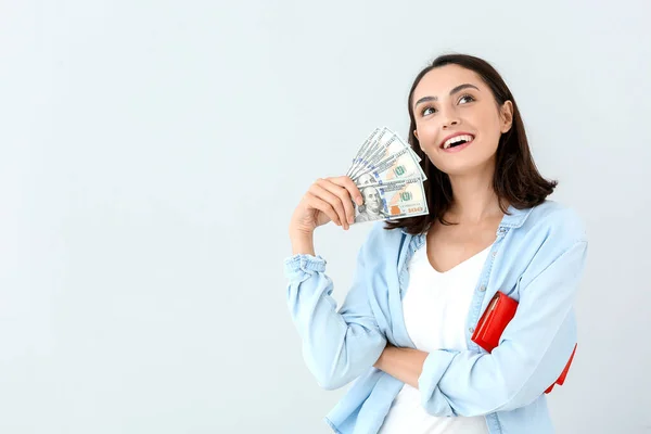 Junge Frau Mit Portemonnaie Und Geld Auf Hellem Hintergrund — Stockfoto