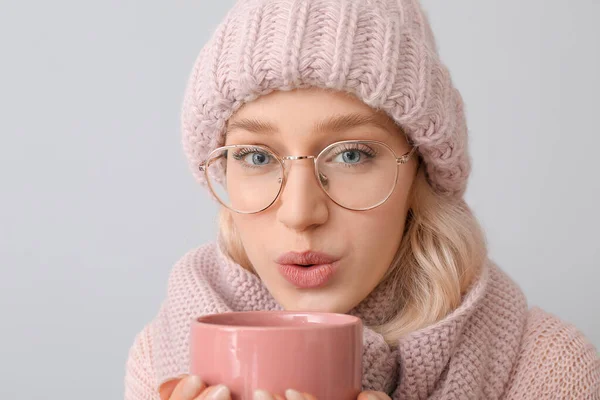 Bella Giovane Donna Con Tazza Sfondo Grigio — Foto Stock