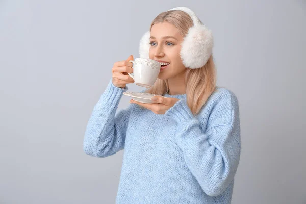 Schöne Junge Frau Mit Einer Tasse Tee Auf Grauem Hintergrund — Stockfoto