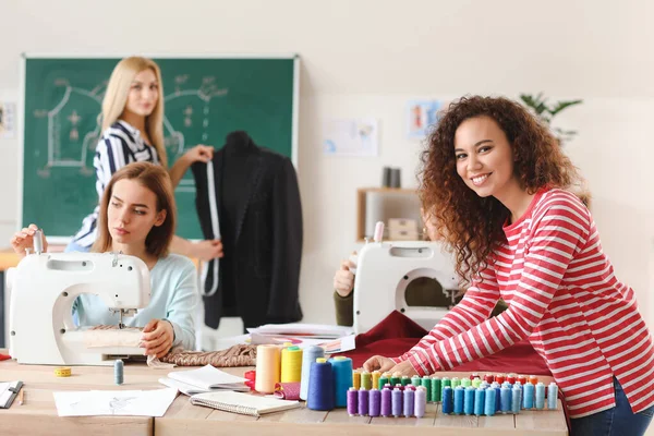 Jonge Vrouw Tijdens Kleermakersklas Atelier — Stockfoto