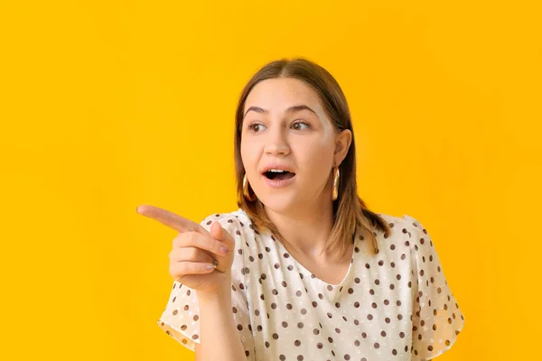 Mooie Jonge Vrouw Tonen Iets Kleur Achtergrond — Stockfoto