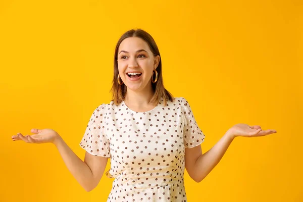 Portret Van Gelukkige Jonge Vrouw Kleur Achtergrond — Stockfoto