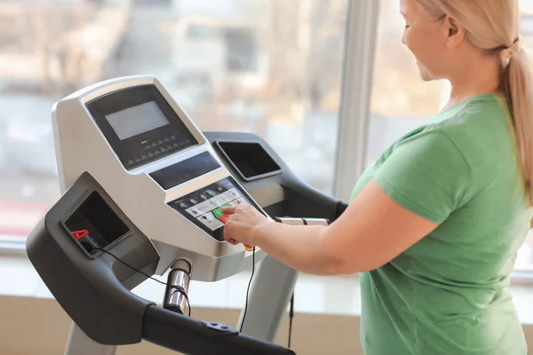 Sporty Mature Woman Treadmill Gym — Stock Photo, Image