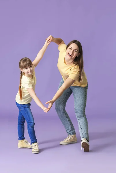 Ευτυχισμένη Μητέρα Και Κορούλα Της Χορεύουν Φόντο Χρώμα — Φωτογραφία Αρχείου