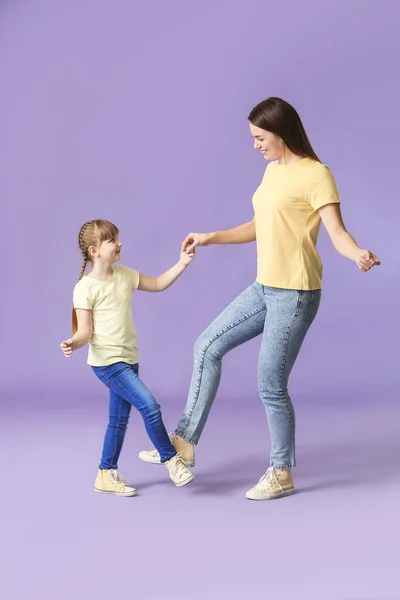 Mutlu Anne Küçük Kızı Renkli Arka Planda Dans Ediyorlar — Stok fotoğraf