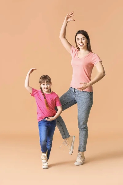 Glückliche Mutter Und Ihre Kleine Tochter Tanzen Vor Farbigem Hintergrund — Stockfoto
